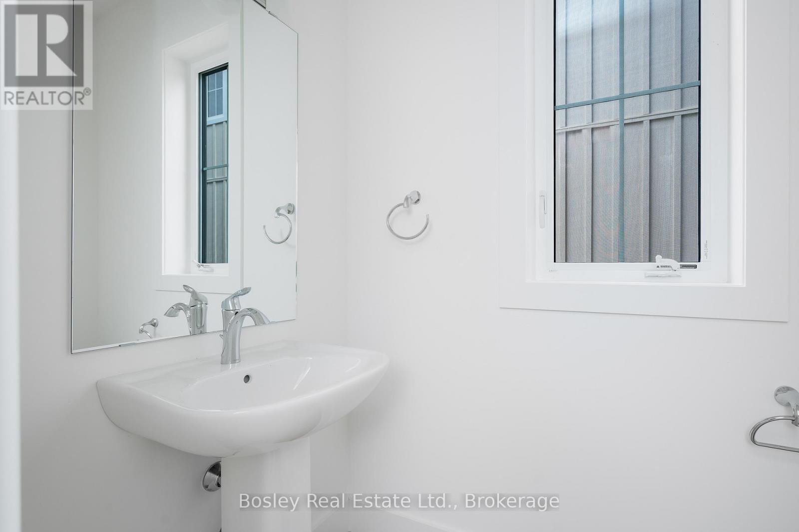 Photo 17 of 132 White Oak Crescent, Blue Mountains ON