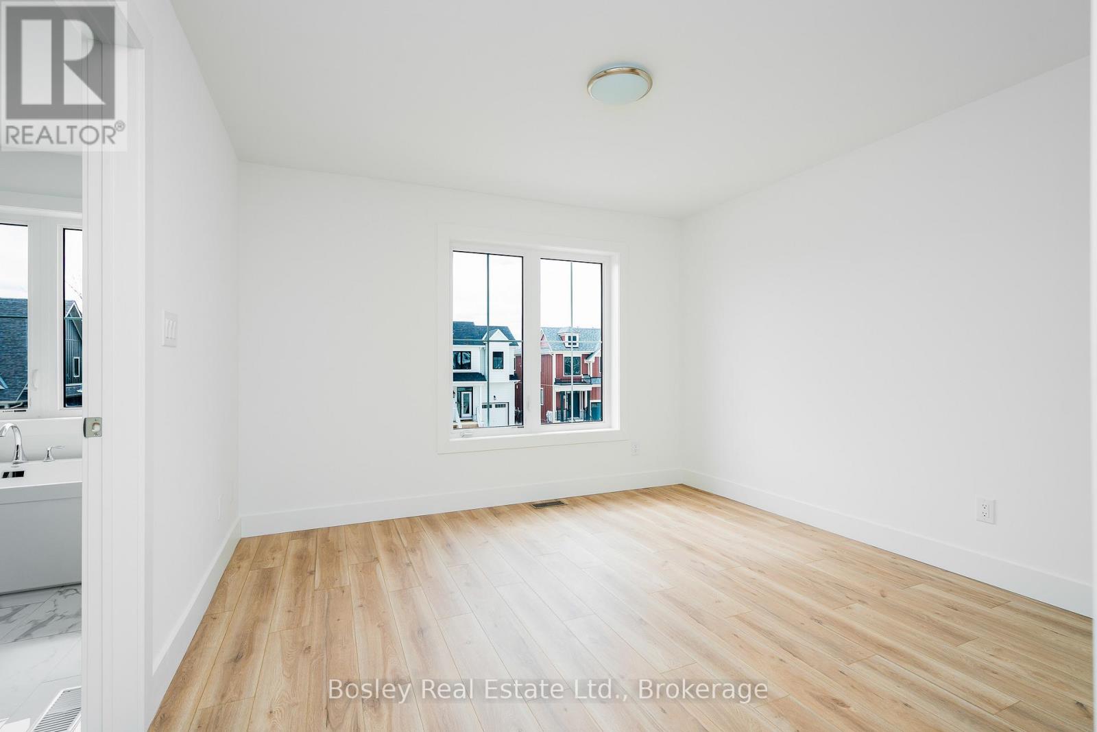 Photo 19 of 132 White Oak Crescent, Blue Mountains ON