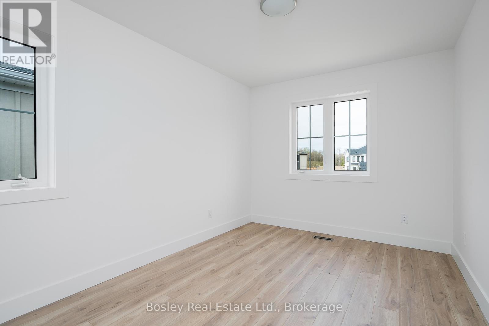 Photo 26 of 132 White Oak Crescent, Blue Mountains ON