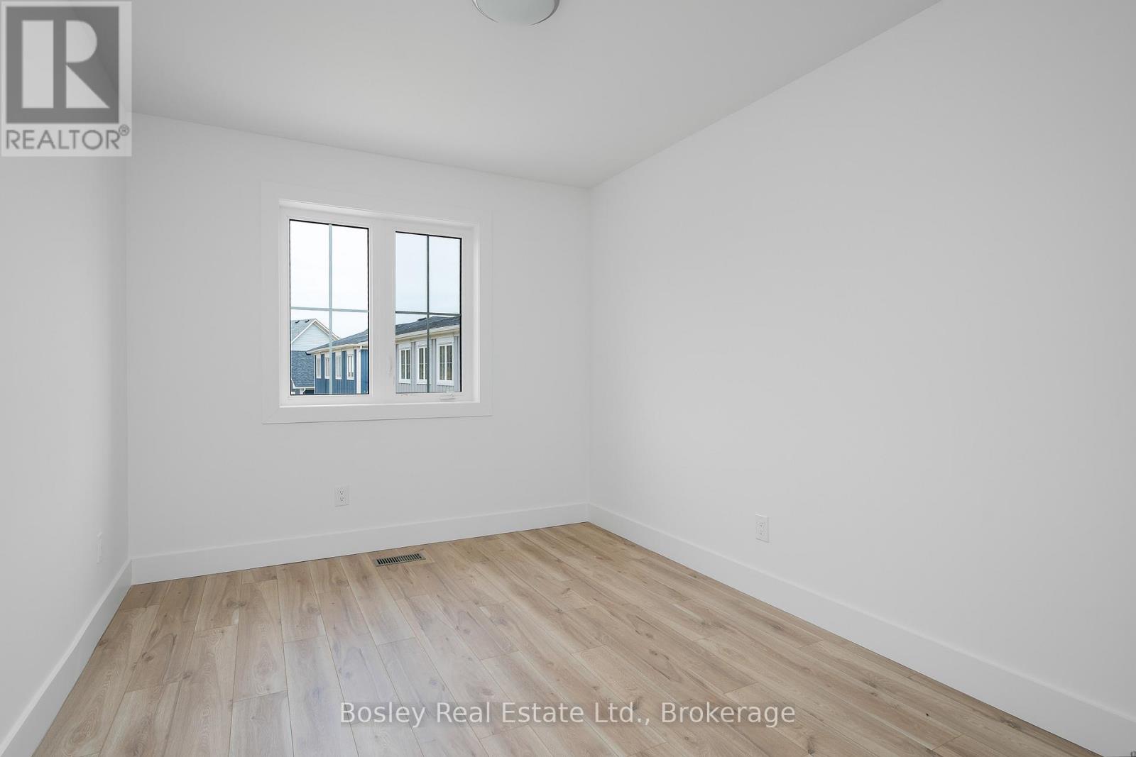 Photo 28 of 132 White Oak Crescent, Blue Mountains ON