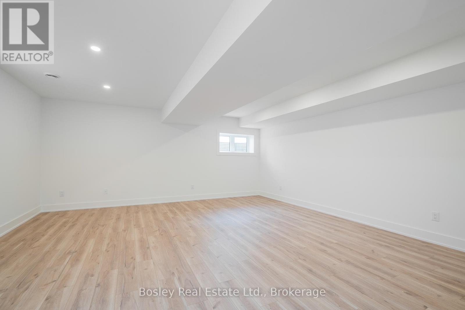 Photo 30 of 132 White Oak Crescent, Blue Mountains ON