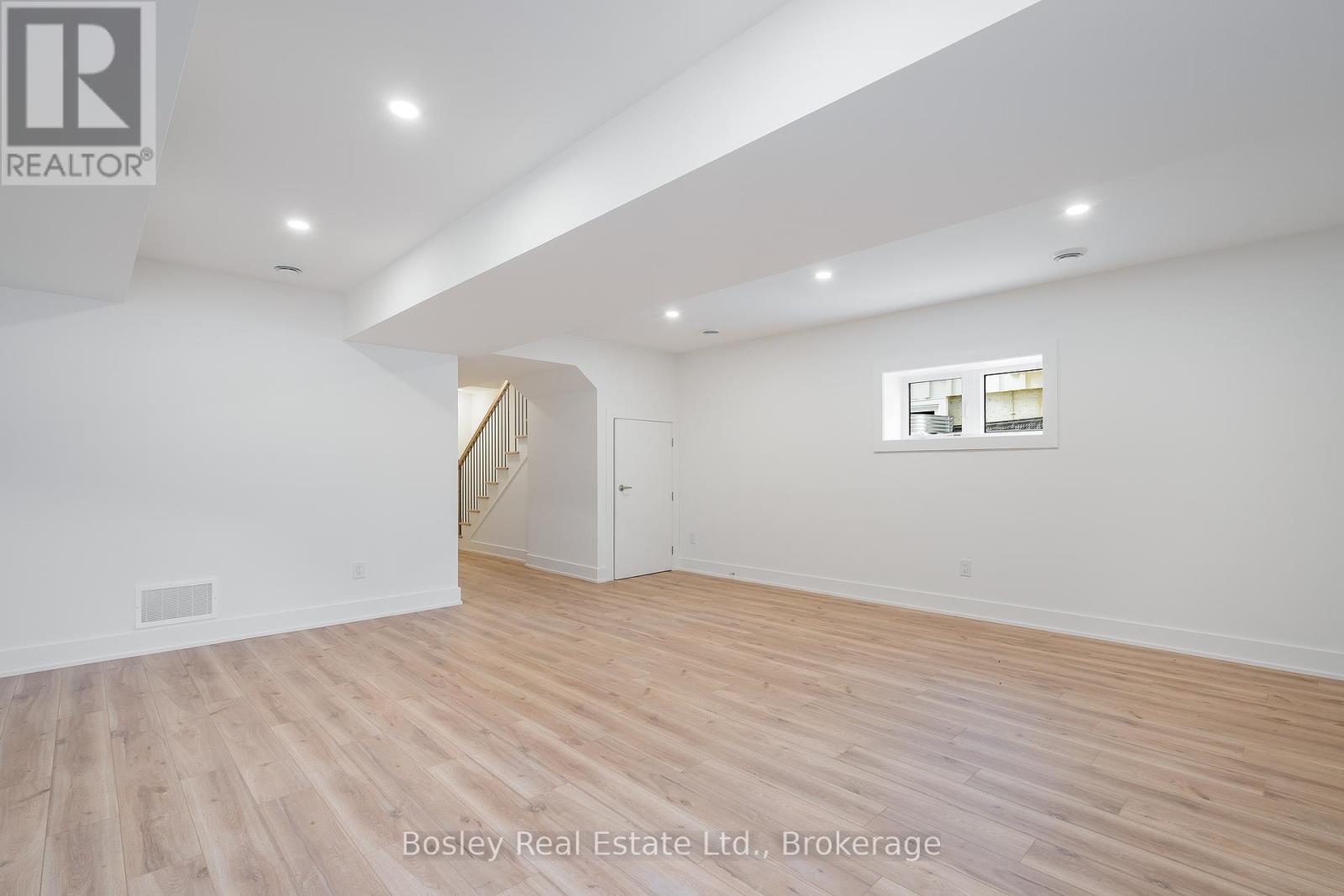 Photo 31 of 132 White Oak Crescent, Blue Mountains ON
