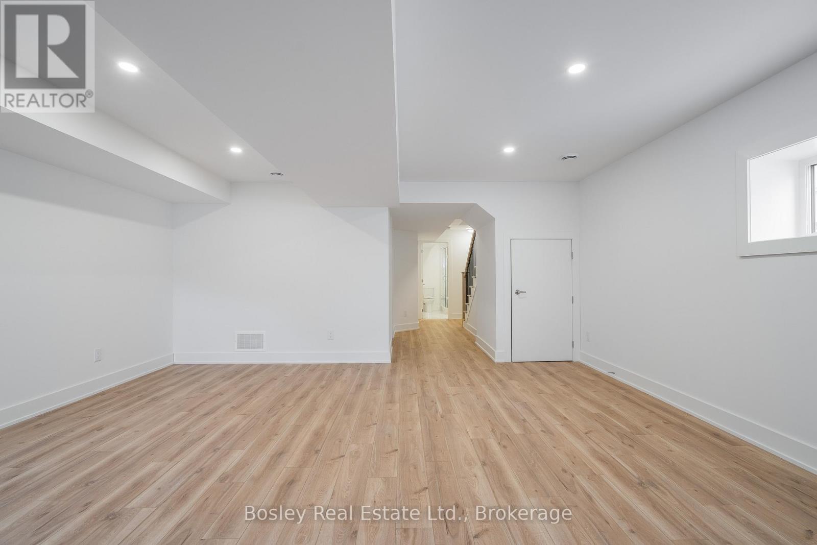 Photo 32 of 132 White Oak Crescent, Blue Mountains ON