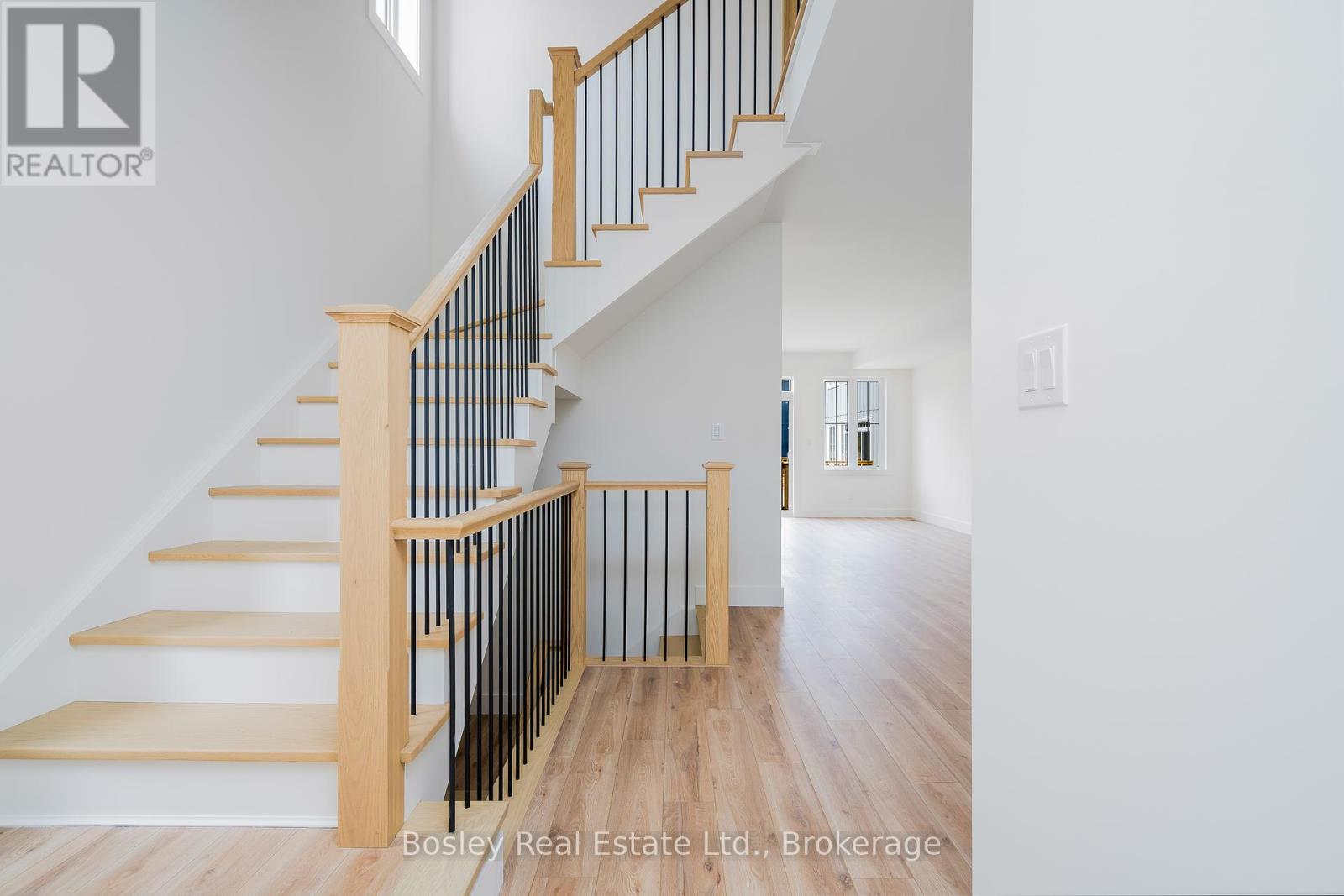 Photo 8 of 132 White Oak Crescent, Blue Mountains ON