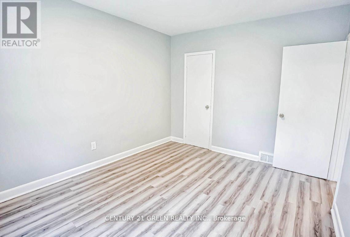Photo 10 of 124 Mcmurchy Avenue S, Brampton ON