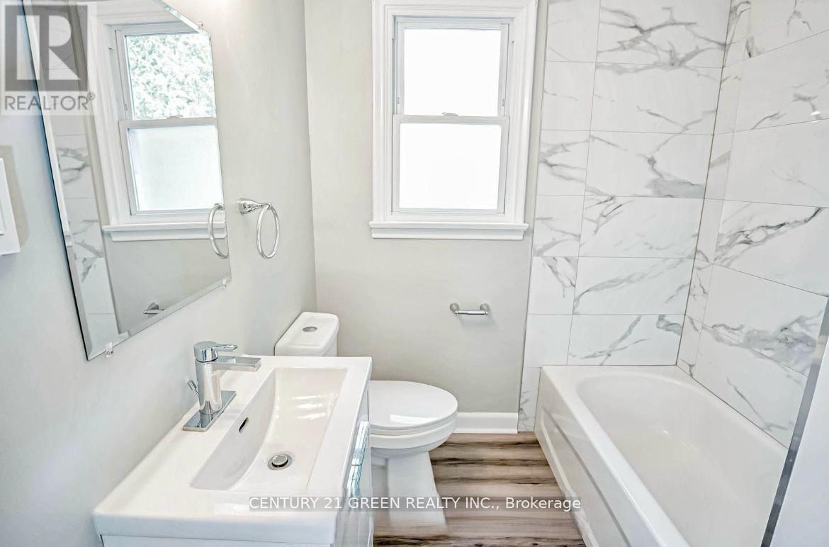 Photo 11 of 124 Mcmurchy Avenue S, Brampton ON