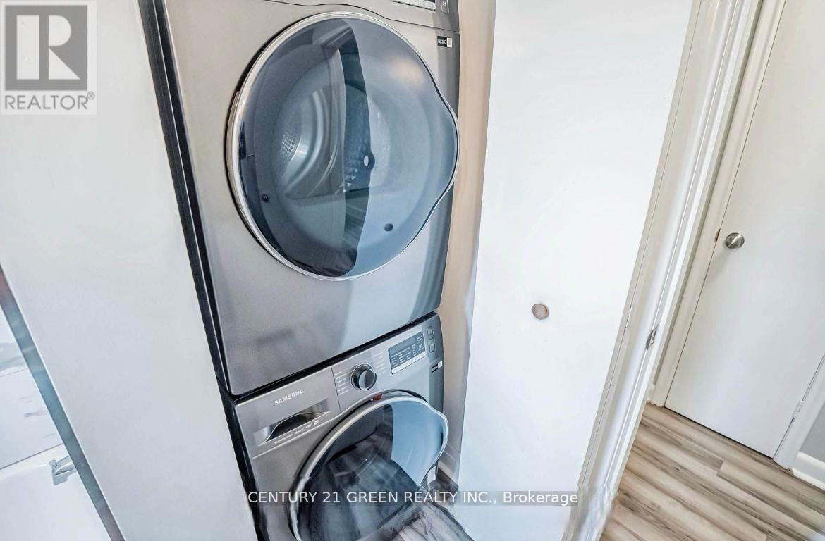 Photo 12 of 124 Mcmurchy Avenue S, Brampton ON