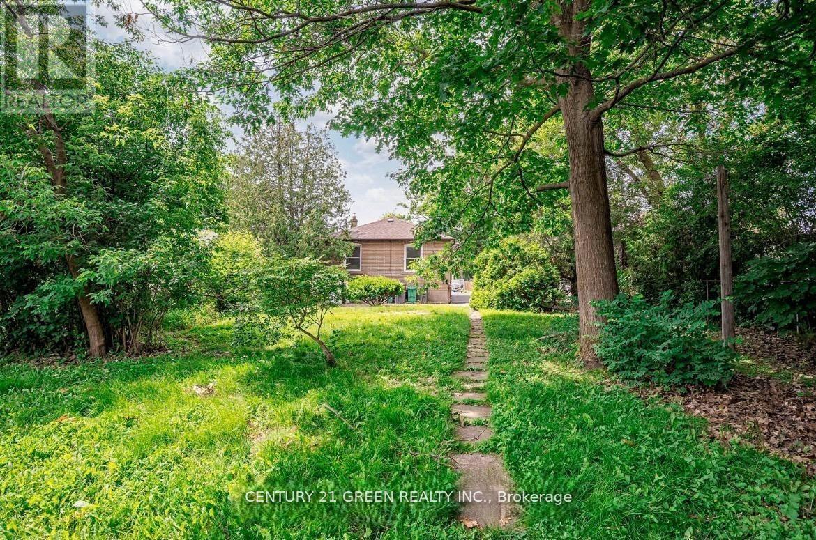 Photo 13 of 124 Mcmurchy Avenue S, Brampton ON