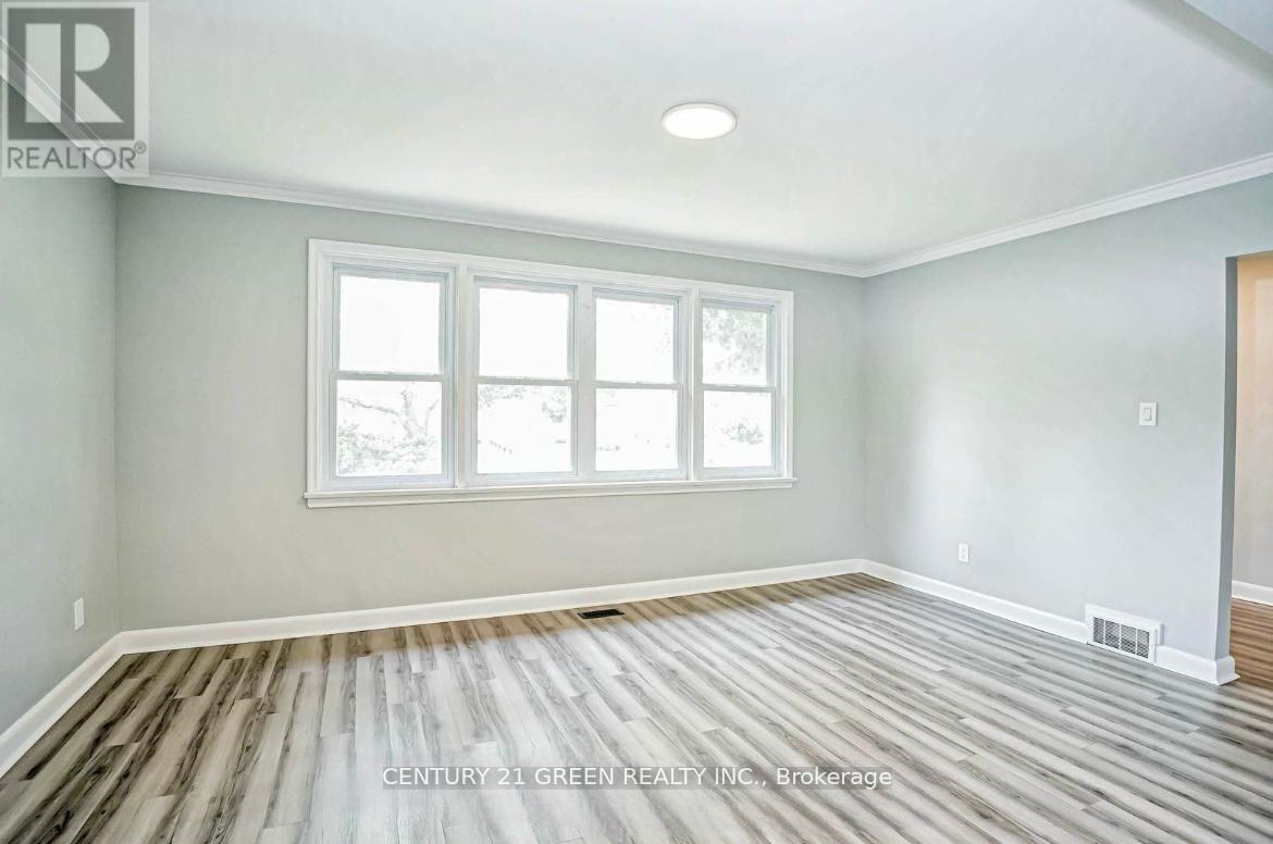 Photo 4 of 124 Mcmurchy Avenue S, Brampton ON