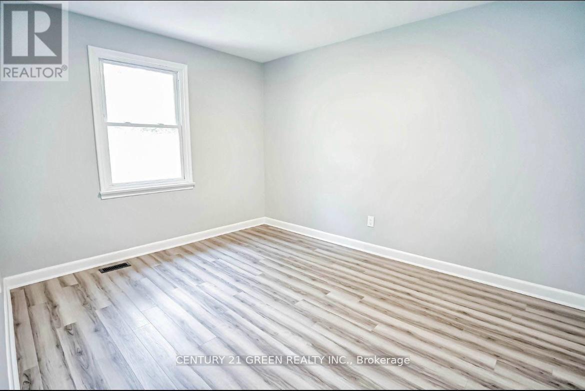 Photo 8 of 124 Mcmurchy Avenue S, Brampton ON