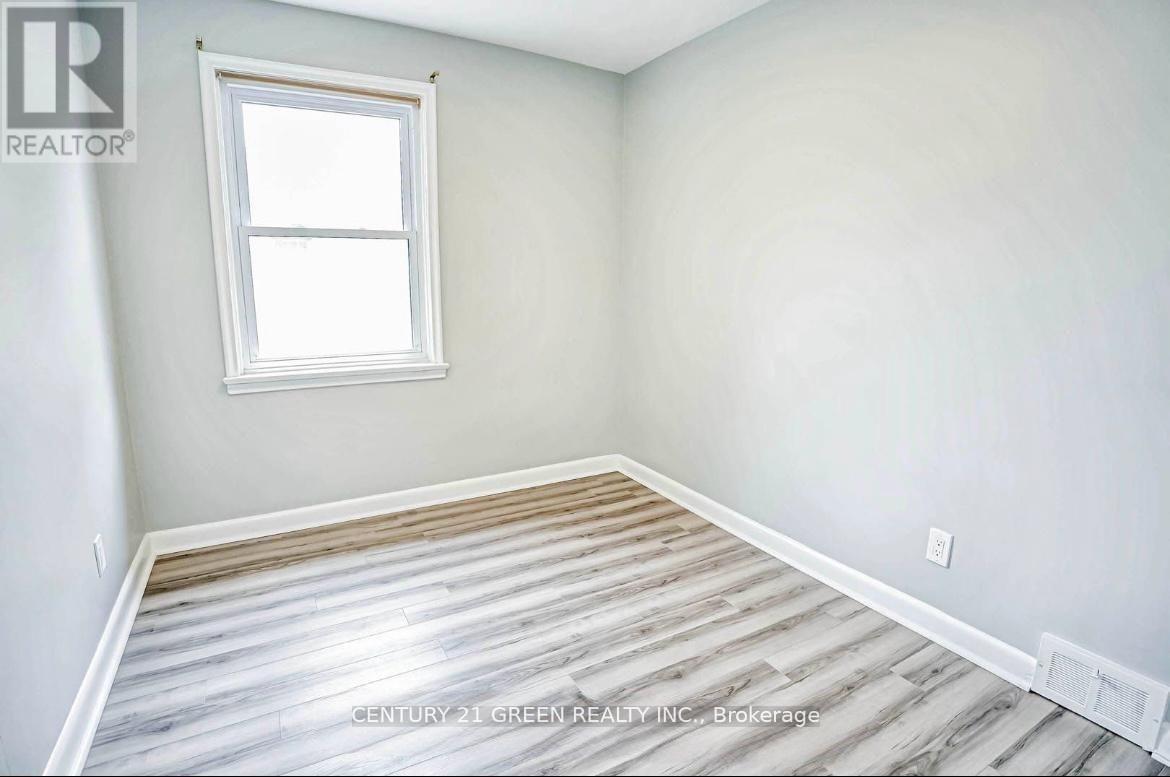 Photo 9 of 124 Mcmurchy Avenue S, Brampton ON