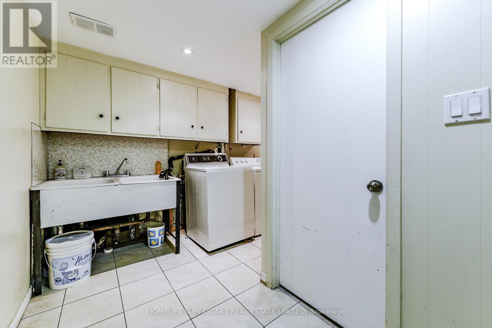 Photo 35 of 3987 Bloor Street W, Toronto ON