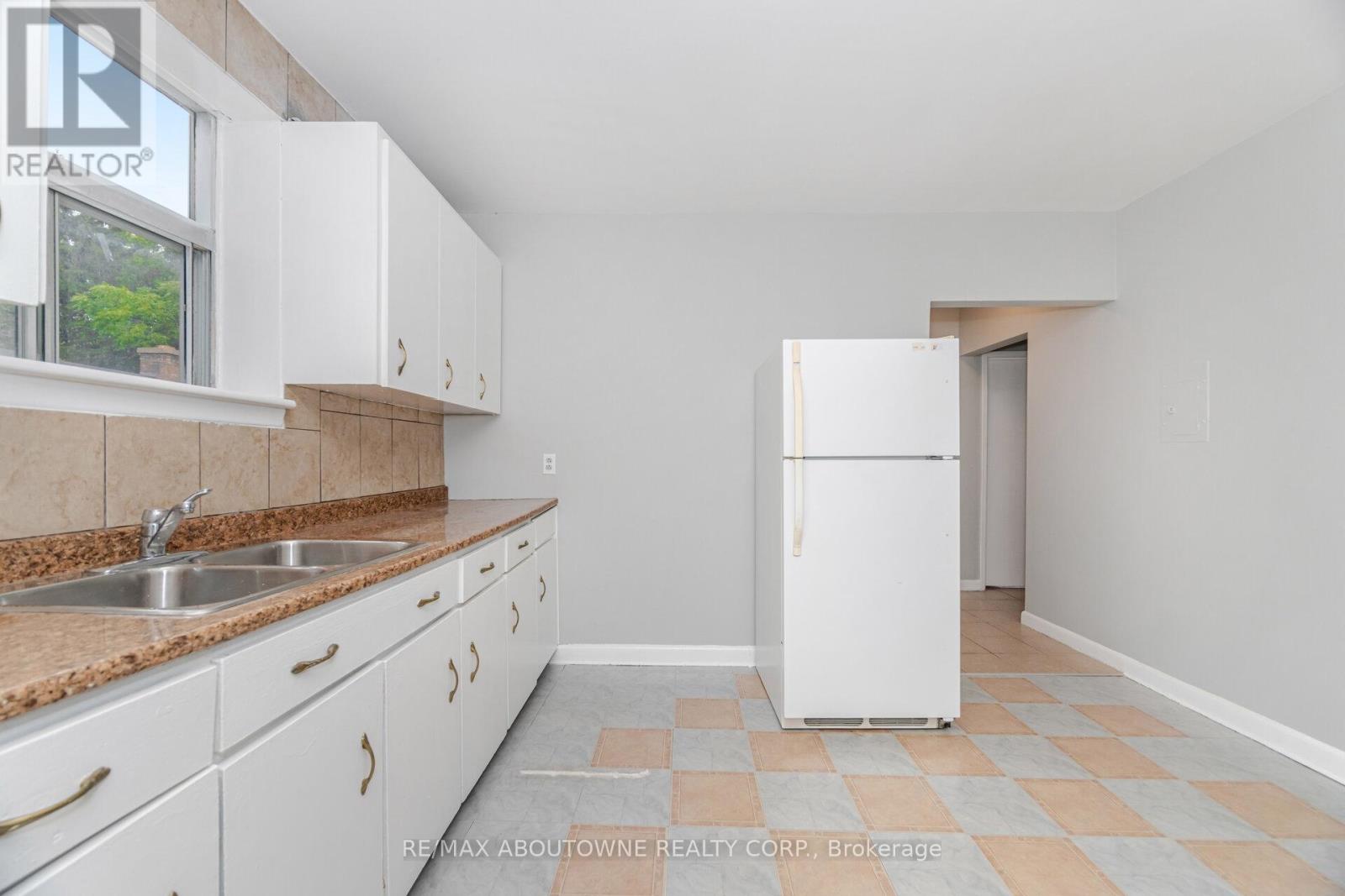 Photo 10 of 5 2138 Ghent Avenue, Burlington ON