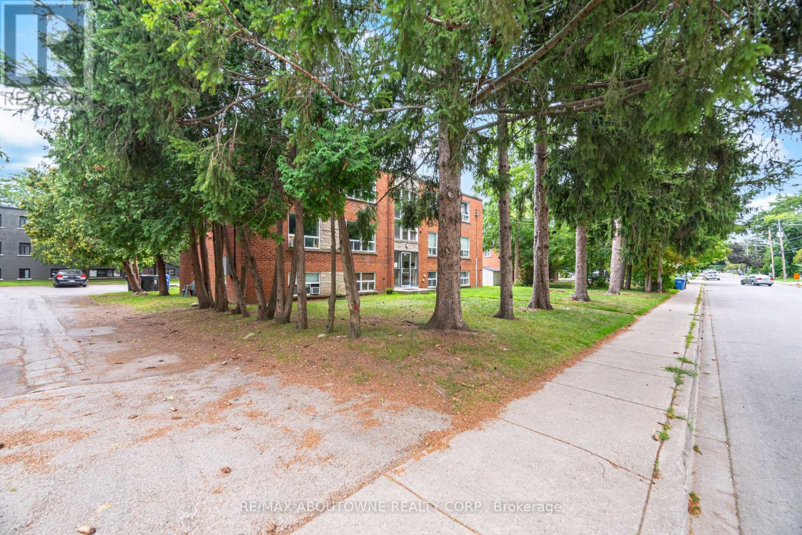 Photo 18 of 5 2138 Ghent Avenue, Burlington ON