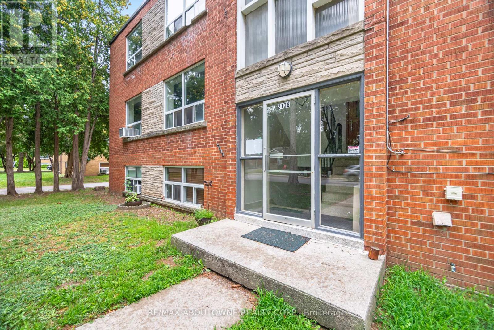 Photo 2 of 5 2138 Ghent Avenue, Burlington ON