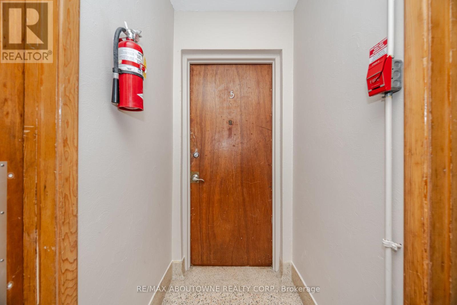 Photo 4 of 5 2138 Ghent Avenue, Burlington ON