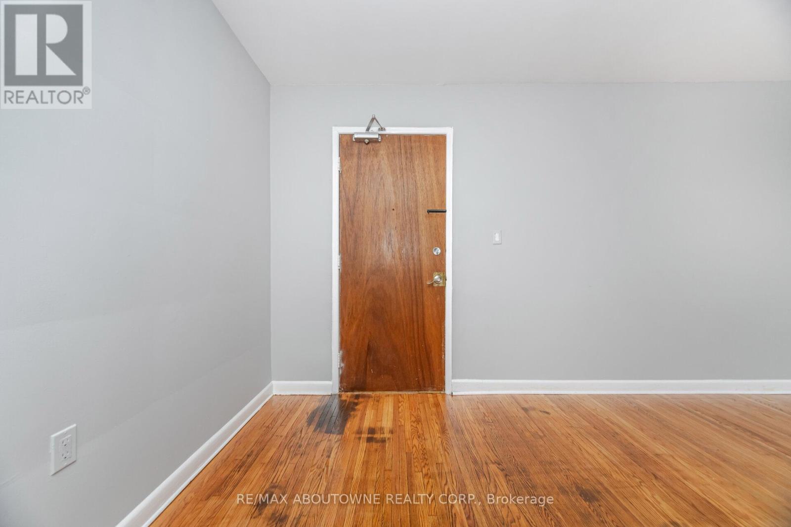 Photo 5 of 5 2138 Ghent Avenue, Burlington ON