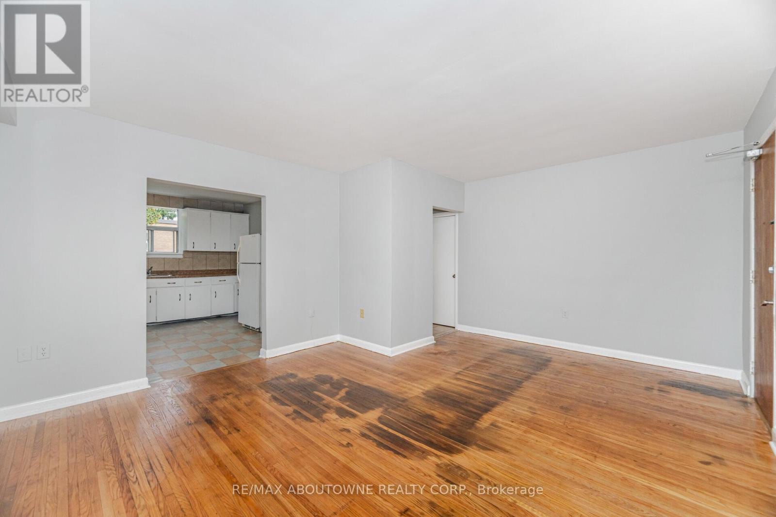 Photo 7 of 5 2138 Ghent Avenue, Burlington ON