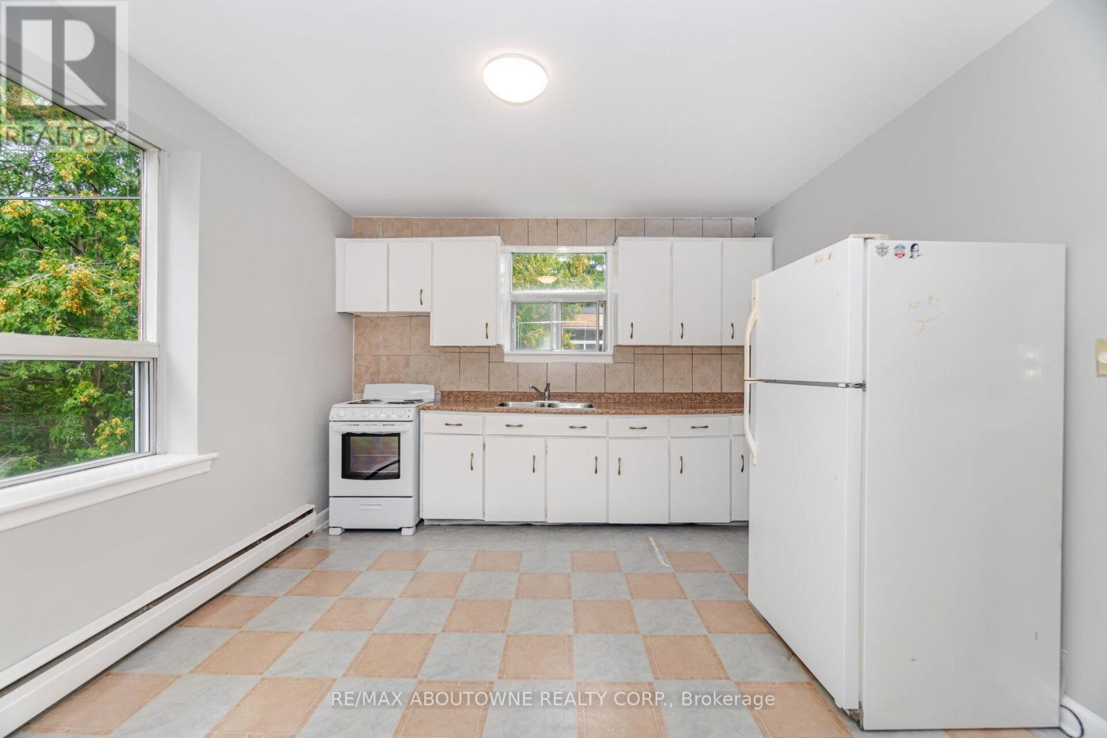 Photo 8 of 5 2138 Ghent Avenue, Burlington ON