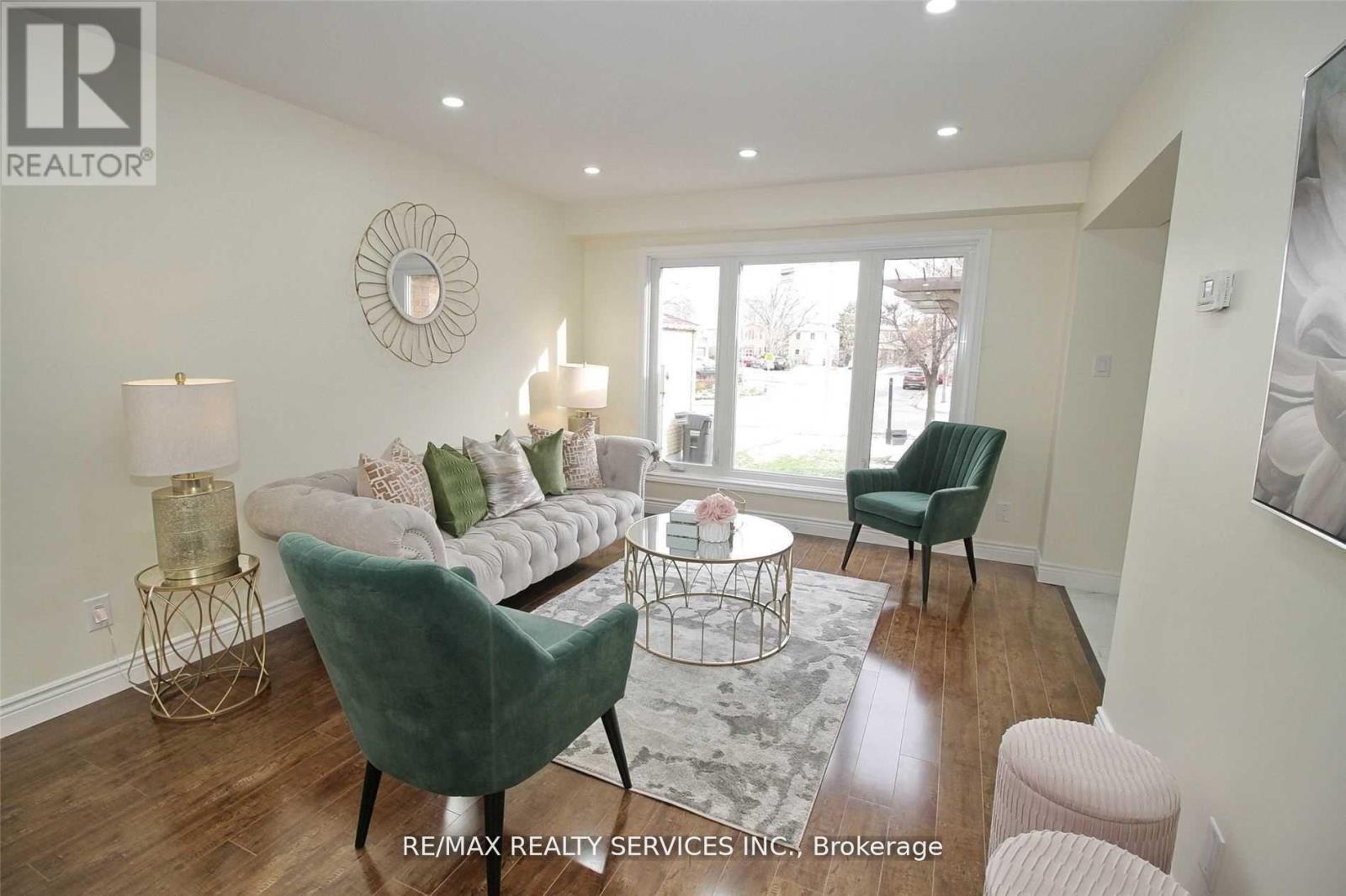 Photo 8 of 18 Festoon Place, Brampton ON