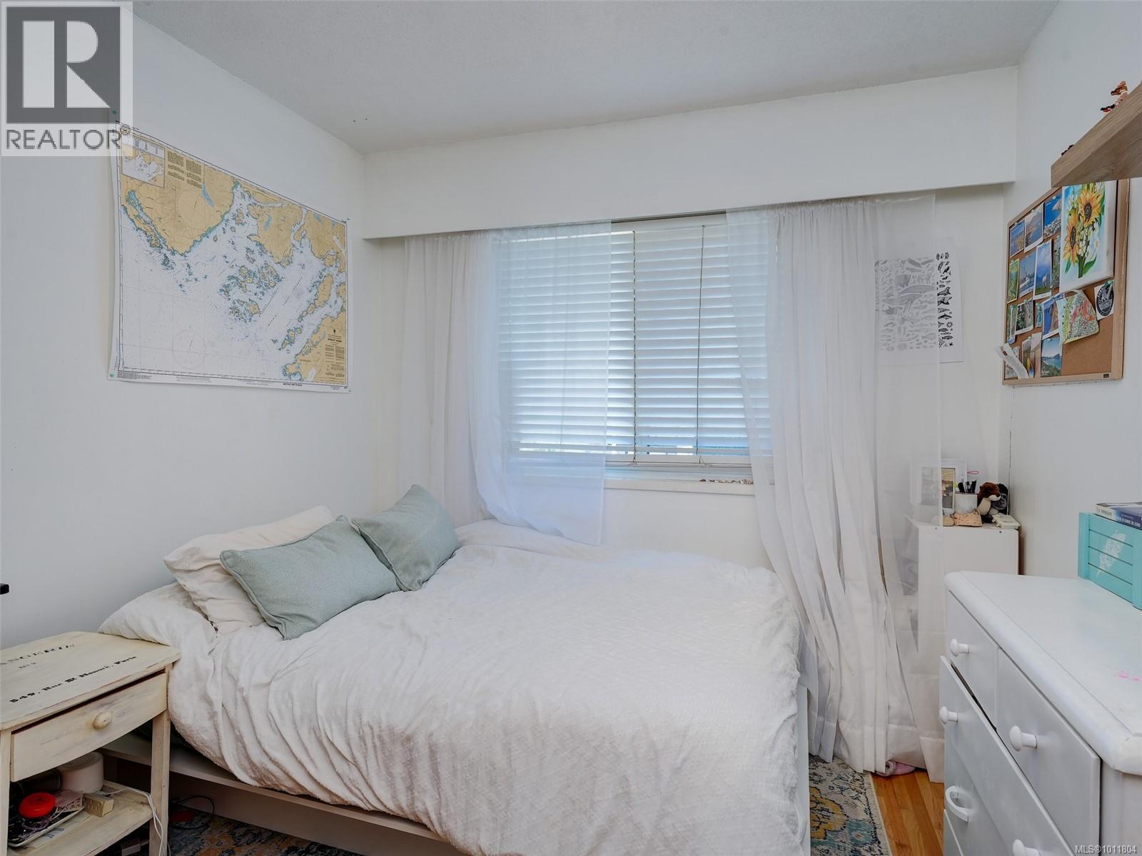 Photo 12 of 3988 Birchwood St, Saanich BC