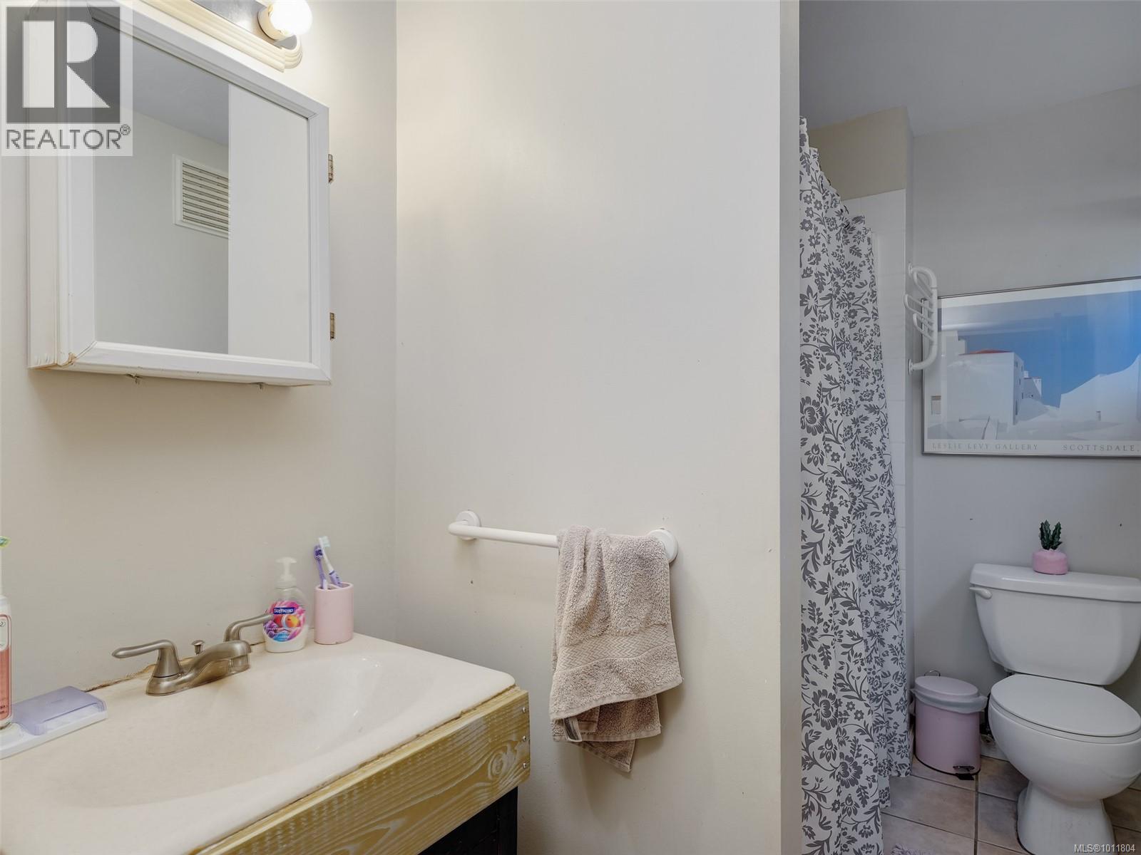 Photo 14 of 3988 Birchwood St, Saanich BC