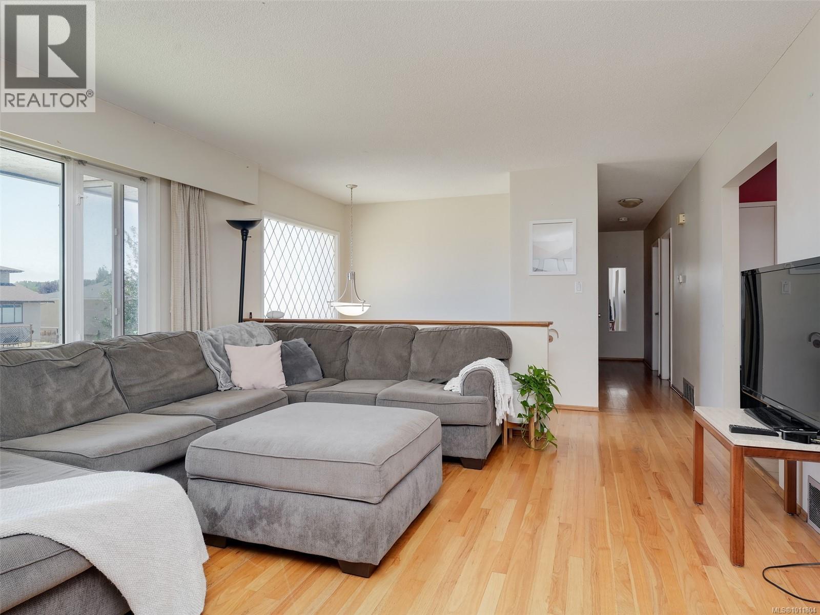 Photo 3 of 3988 Birchwood St, Saanich BC