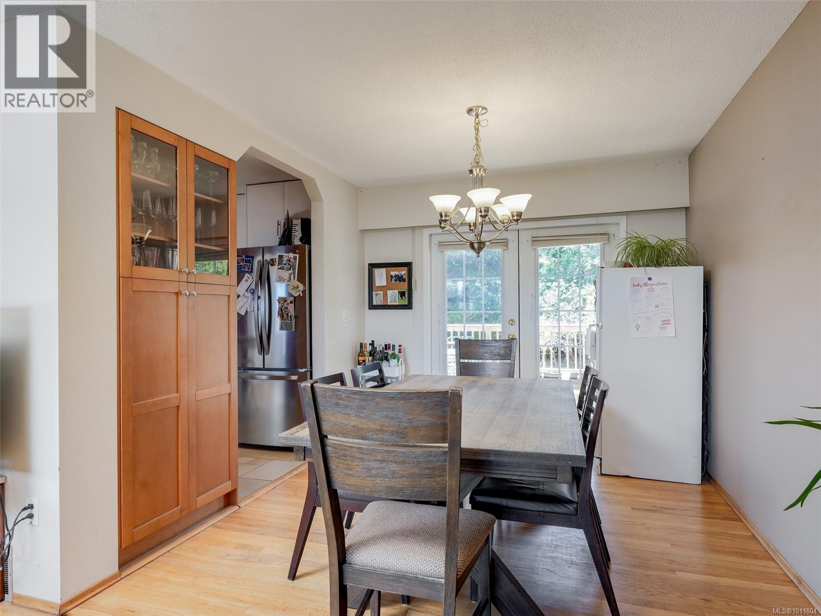 Photo 5 of 3988 Birchwood St, Saanich BC
