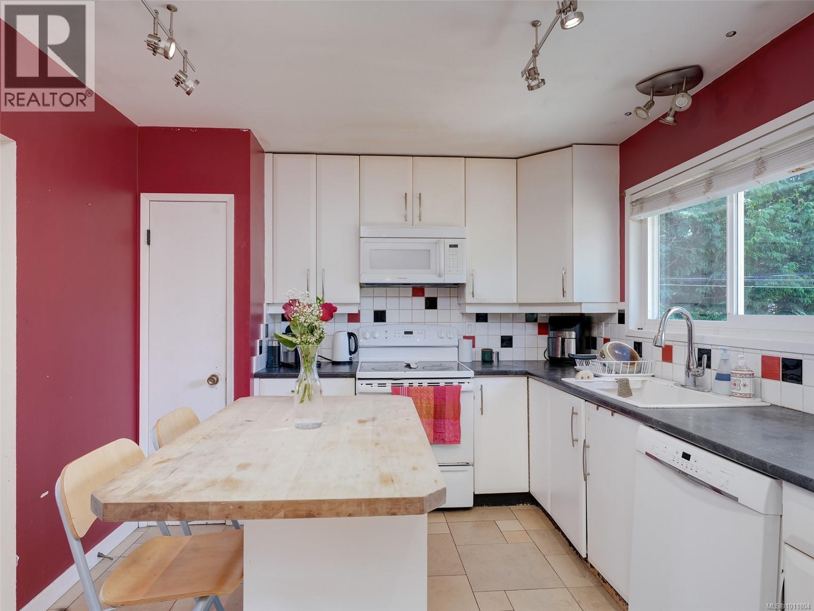 Photo 6 of 3988 Birchwood St, Saanich BC