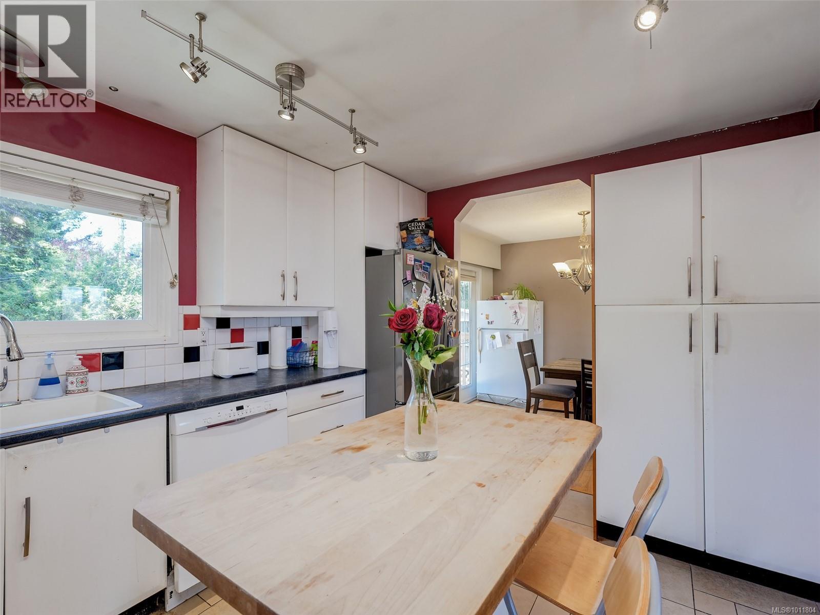 Photo 7 of 3988 Birchwood St, Saanich BC