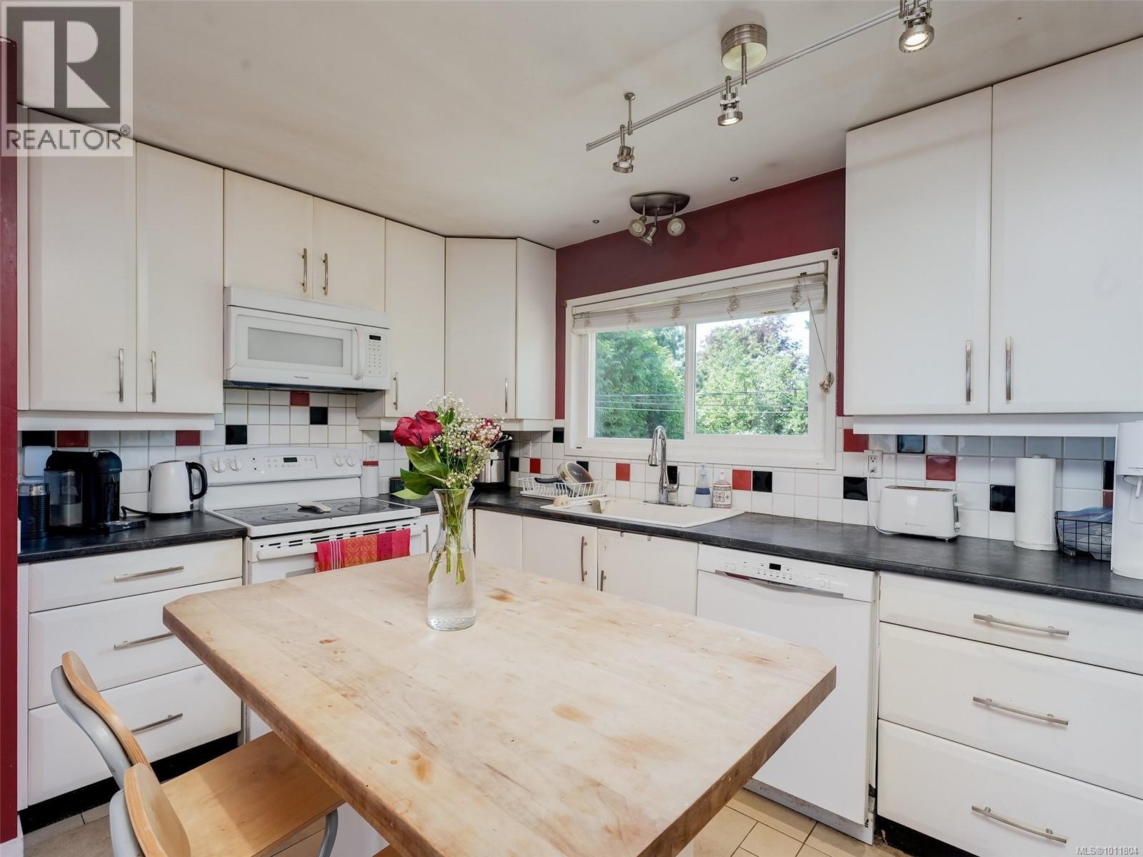 Photo 8 of 3988 Birchwood St, Saanich BC