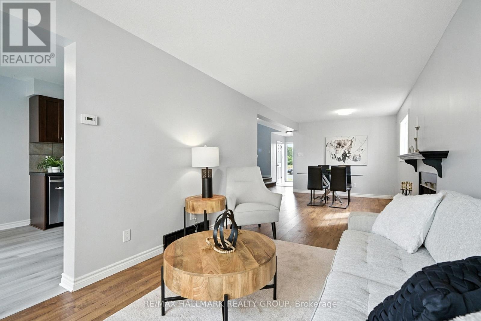 Photo 10 of 55 Fair Oaks Crescent, Ottawa ON