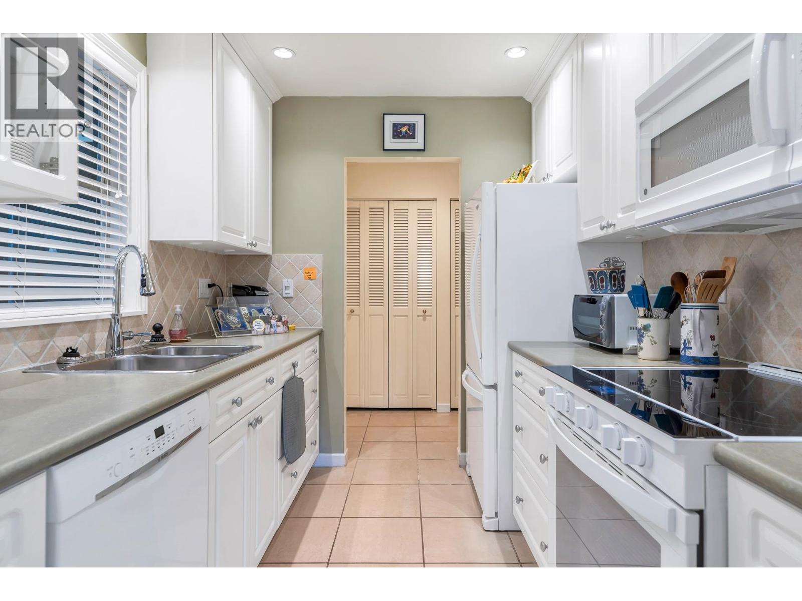208 235 KEITH ROAD, West Vancouver