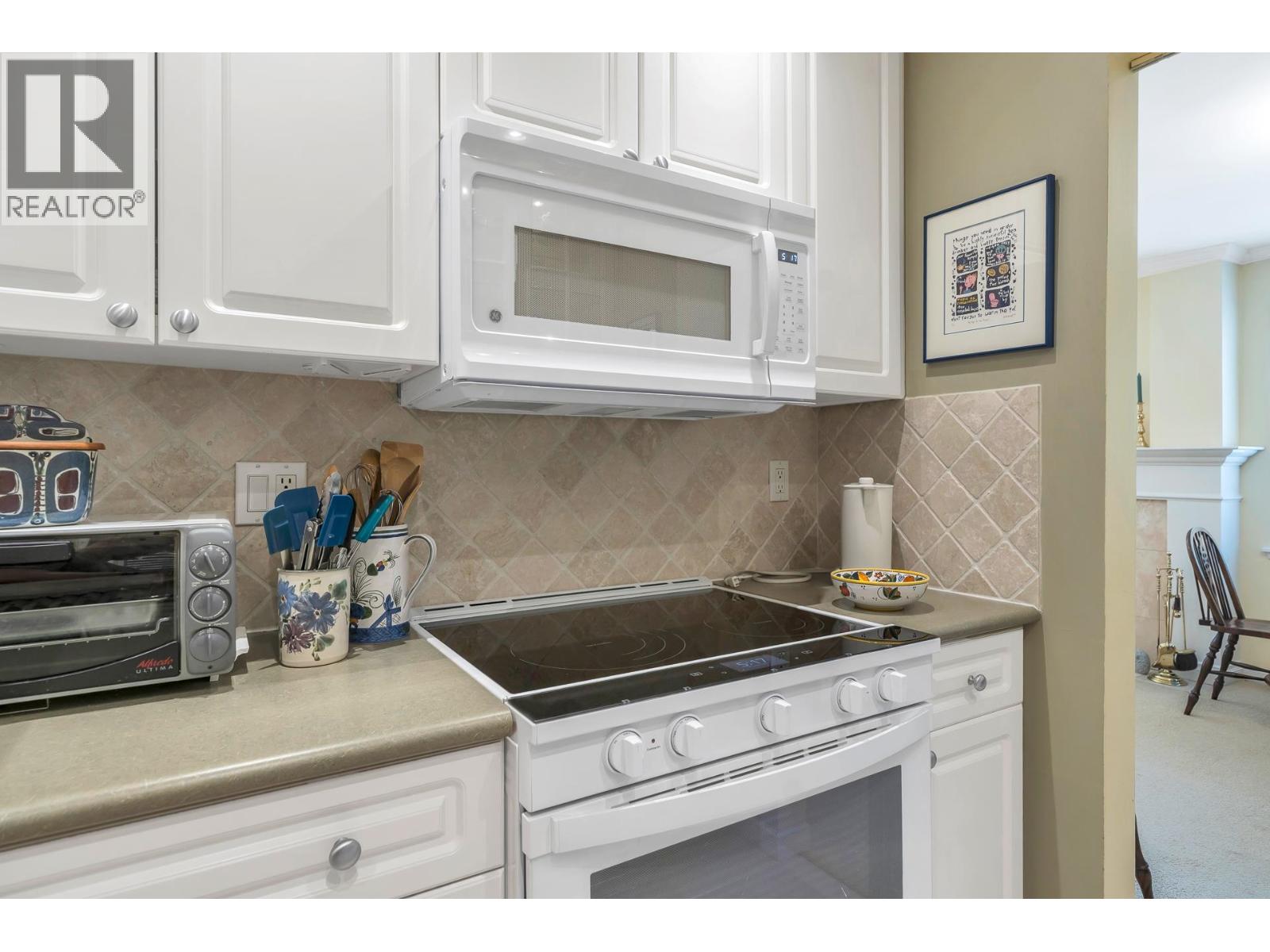 208 235 KEITH ROAD, West Vancouver