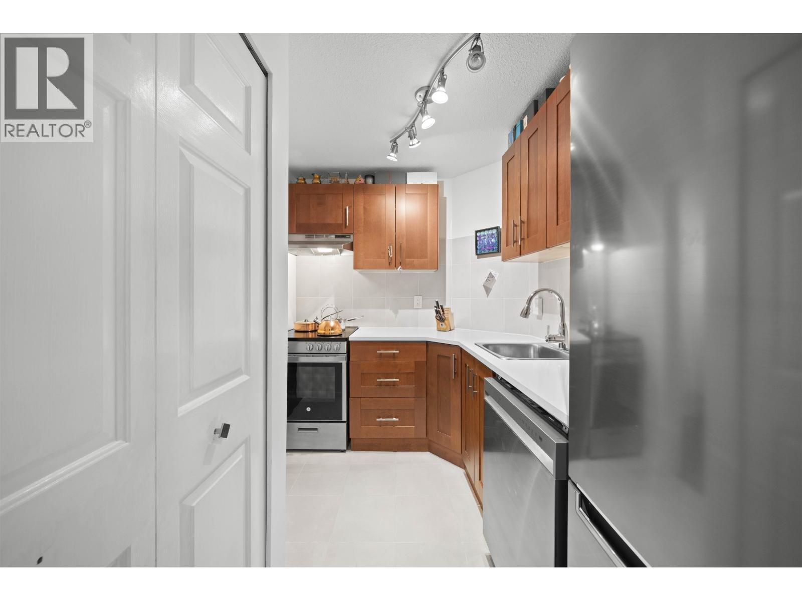 Photo 23 of 213 436 Seventh Street, New Westminster BC
