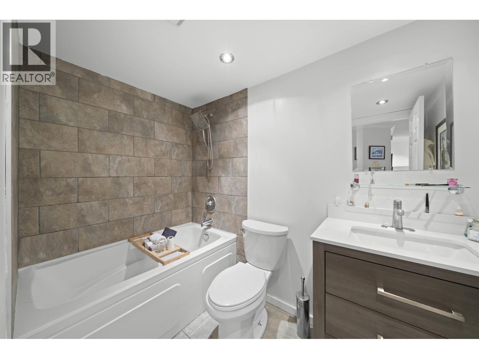 Photo 6 of 213 436 Seventh Street, New Westminster BC