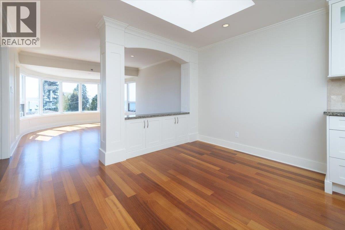 302 2455 BELLEVUE AVENUE, West Vancouver