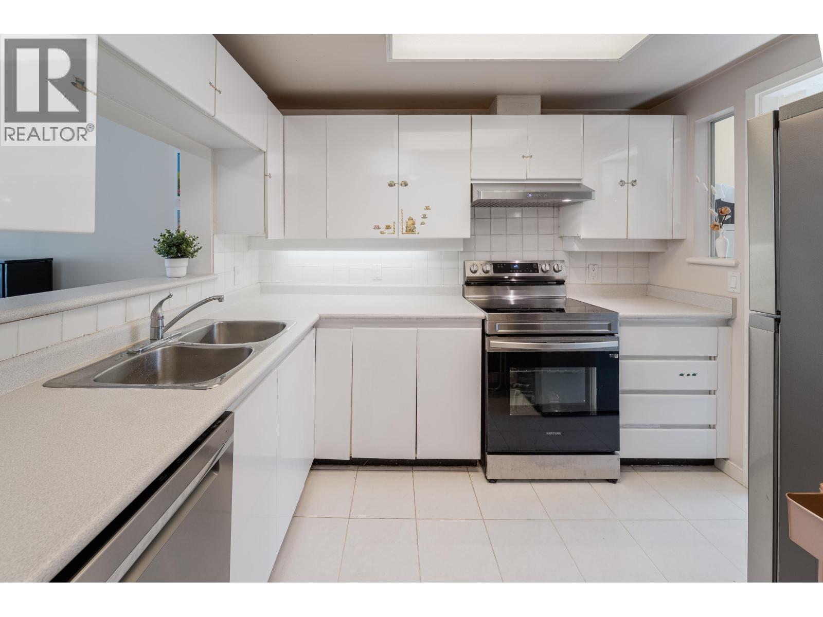 Photo 10 of 501 1345 Burnaby Street, Vancouver BC