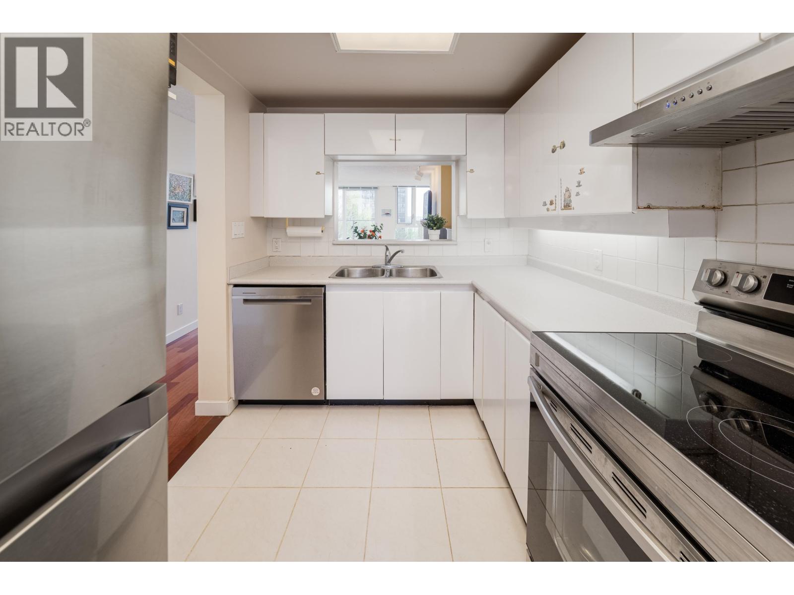 Photo 11 of 501 1345 Burnaby Street, Vancouver BC