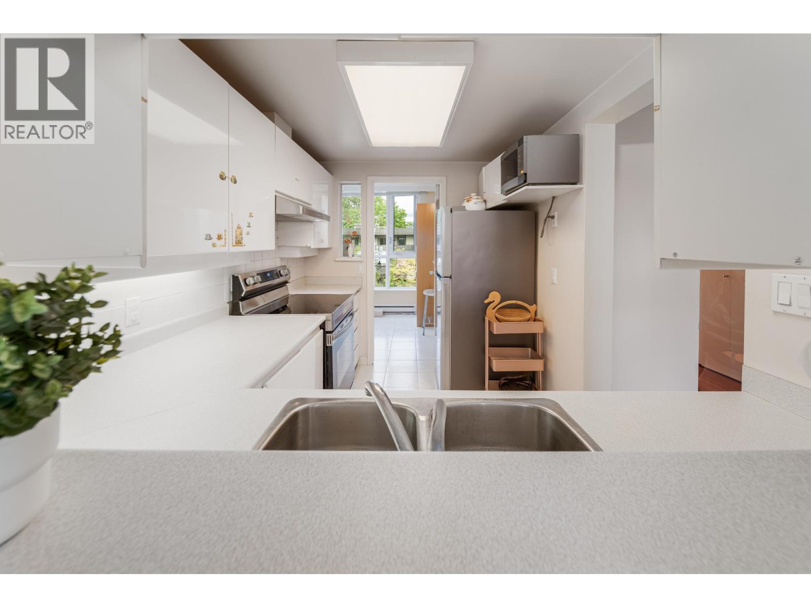 Photo 9 of 501 1345 Burnaby Street, Vancouver BC