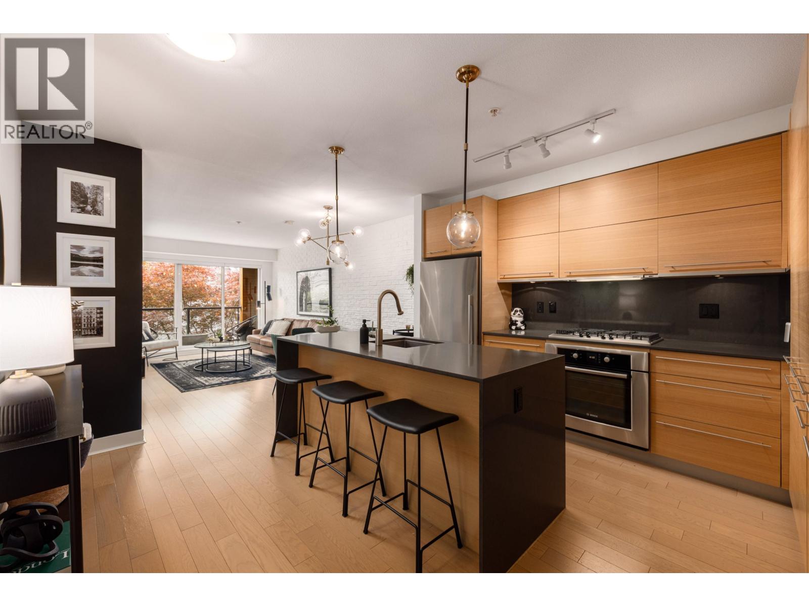 Photo 2 of 203 2020 W 12 Th Avenue, Vancouver BC