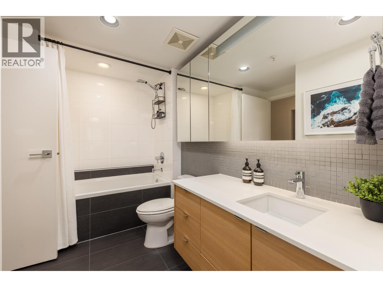 Photo 20 of 203 2020 W 12 Th Avenue, Vancouver BC