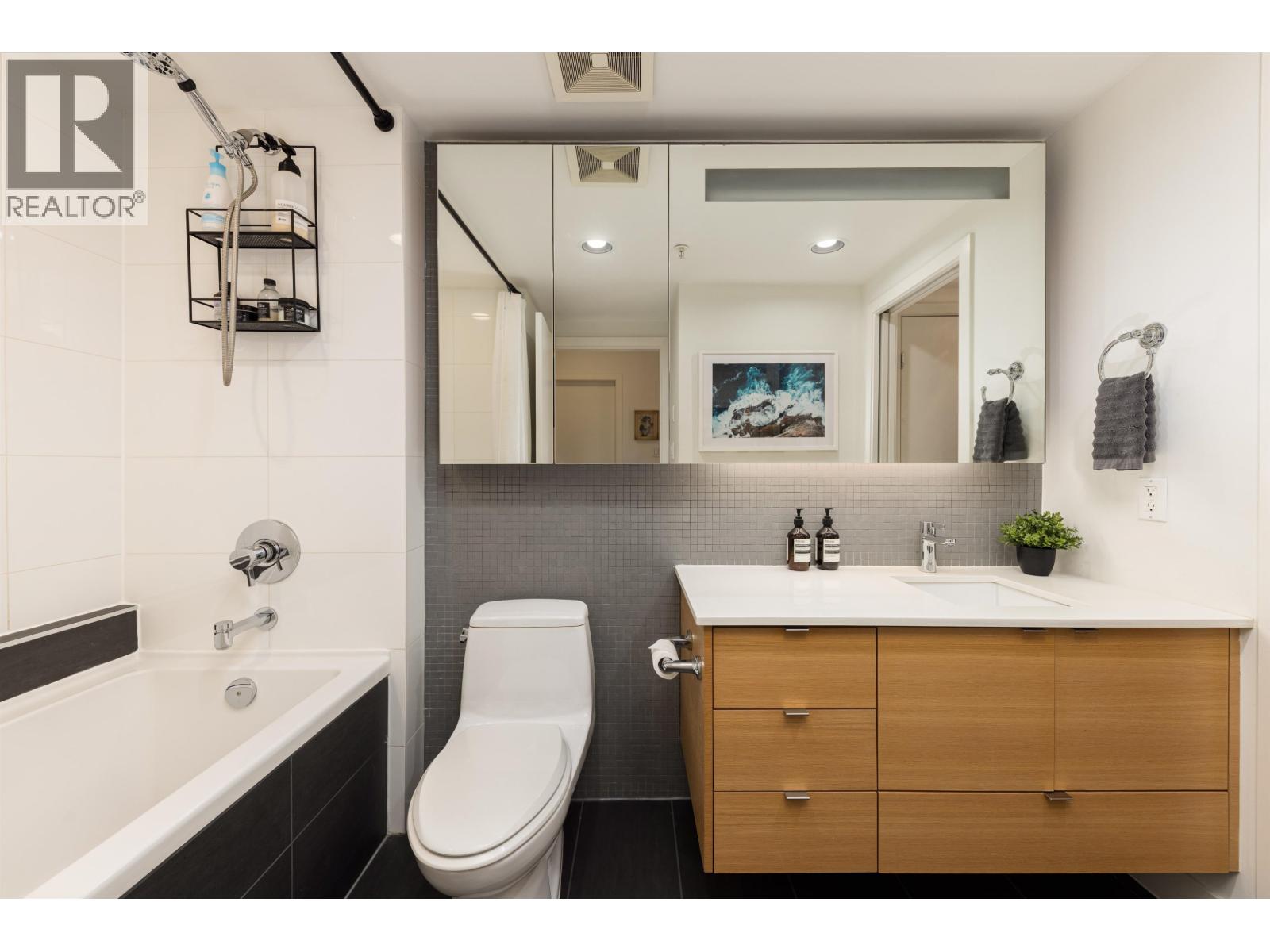 Photo 22 of 203 2020 W 12 Th Avenue, Vancouver BC
