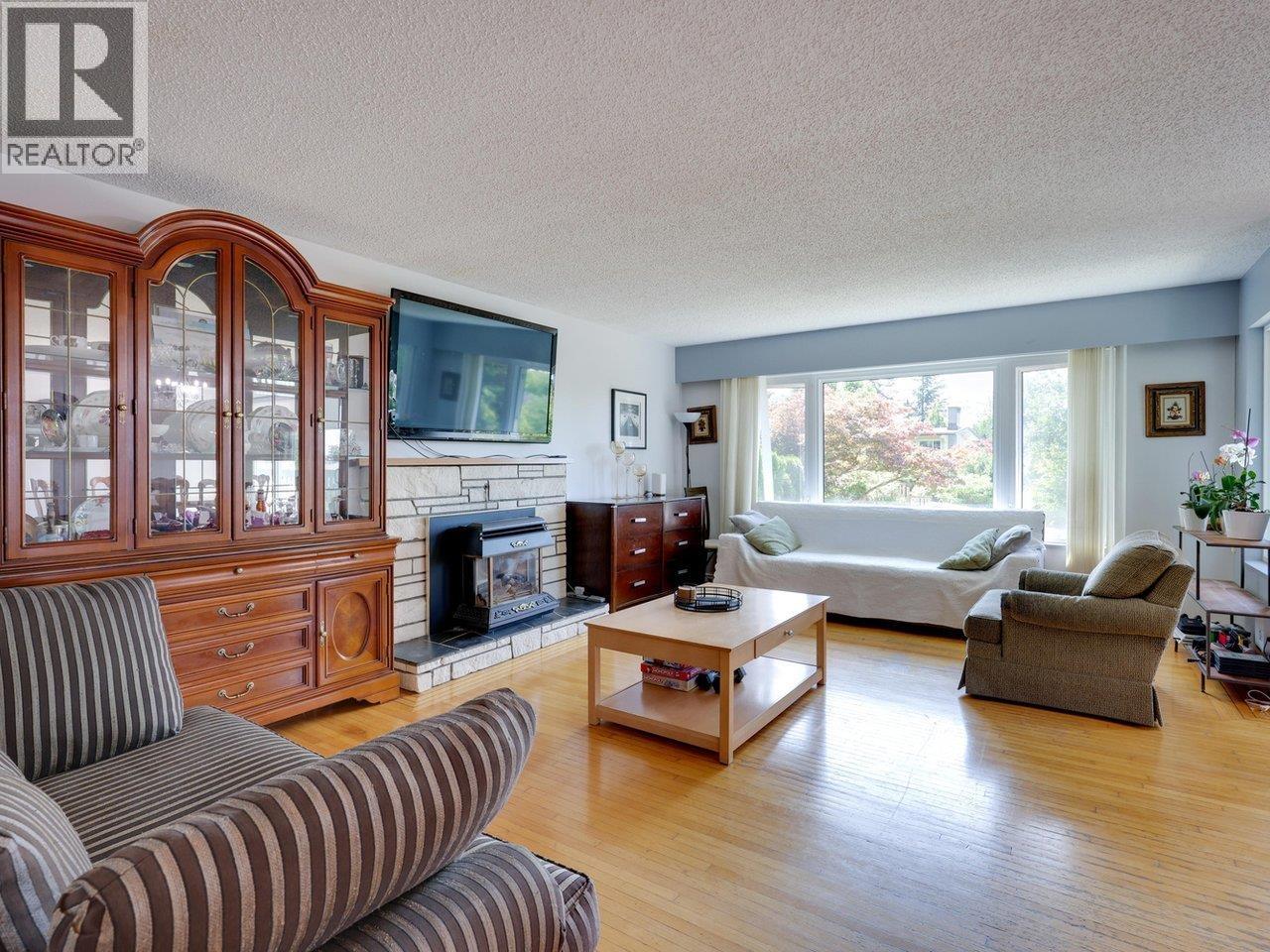 Photo 3 of 408 E 18th Street, North Vancouver BC