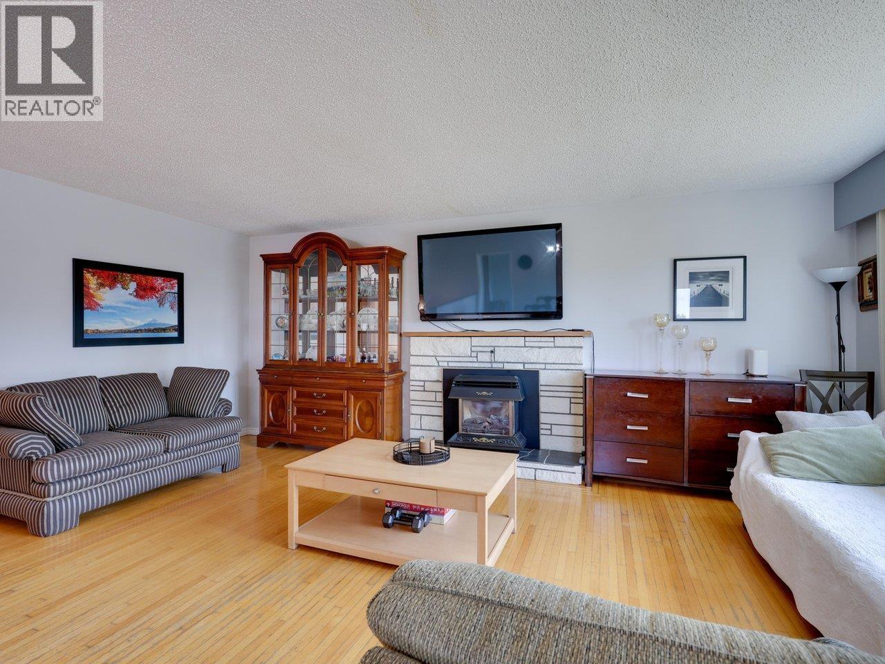 Photo 4 of 408 E 18th Street, North Vancouver BC