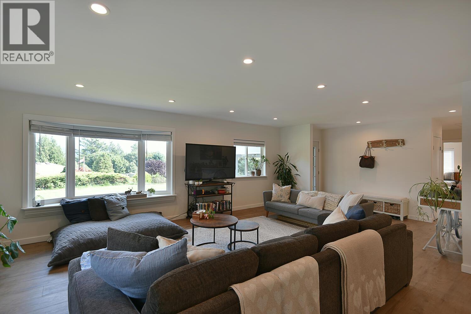 Photo 12 of 681 Fairmont Road, Gibsons BC