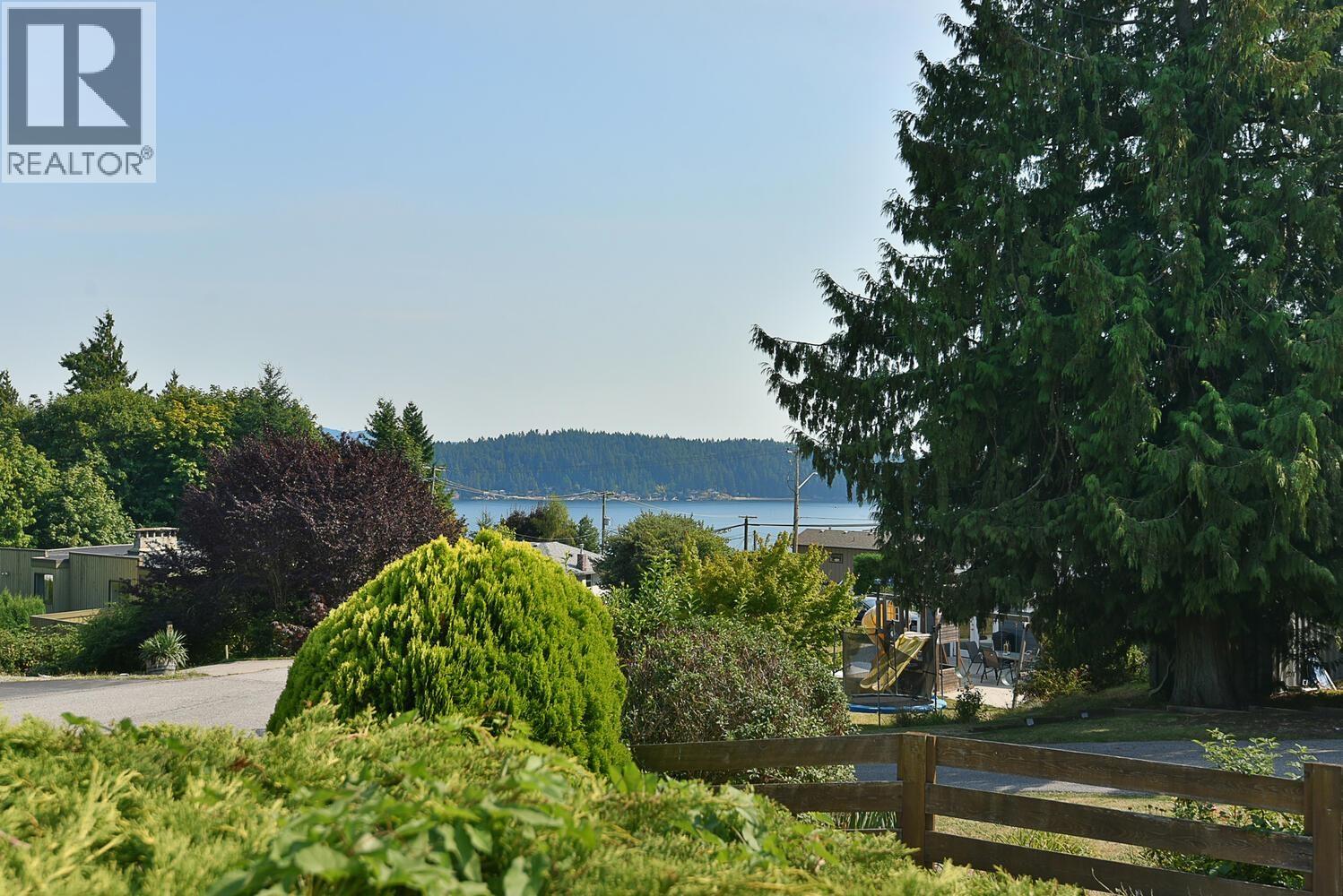 Photo 3 of 681 Fairmont Road, Gibsons BC
