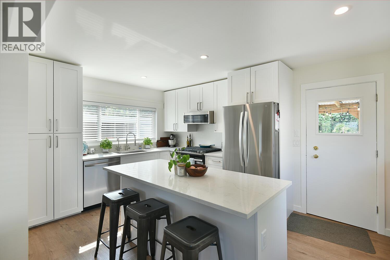 Photo 5 of 681 Fairmont Road, Gibsons BC