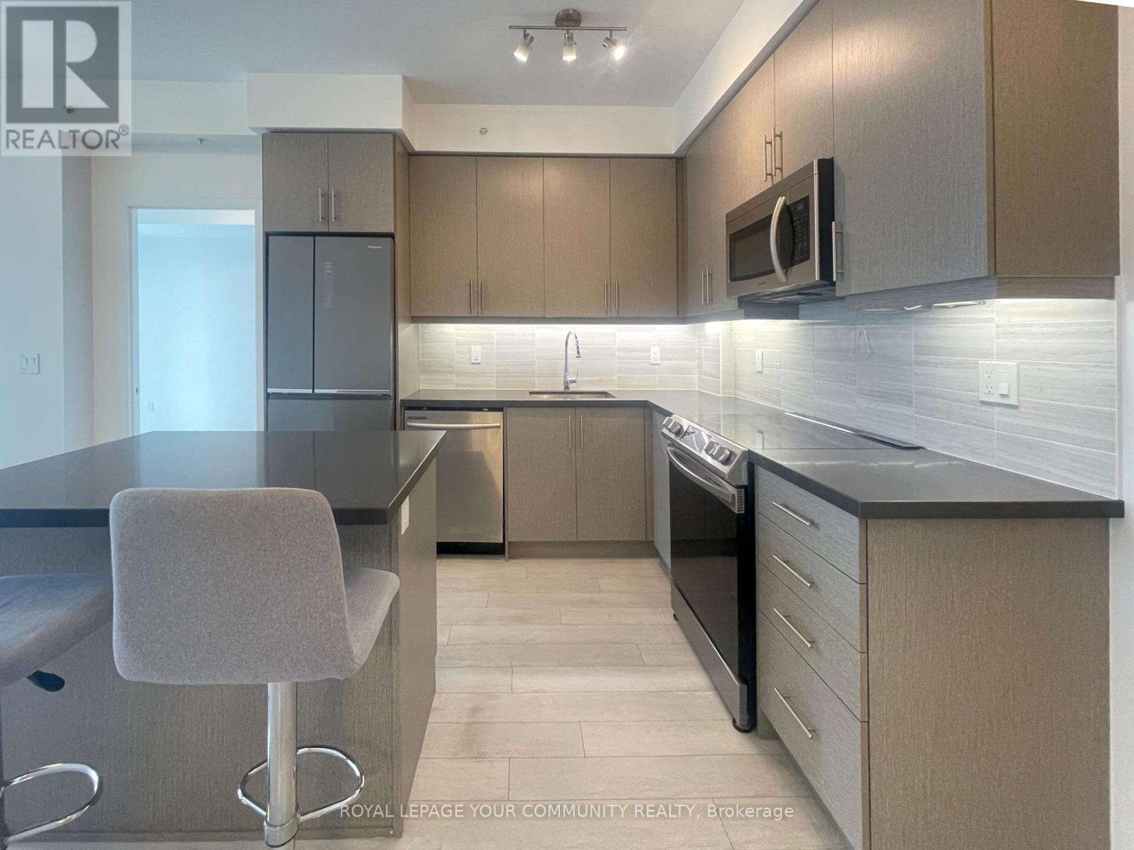 Photo 2 of 1212 75 Oneida Crescent, Richmond Hill ON