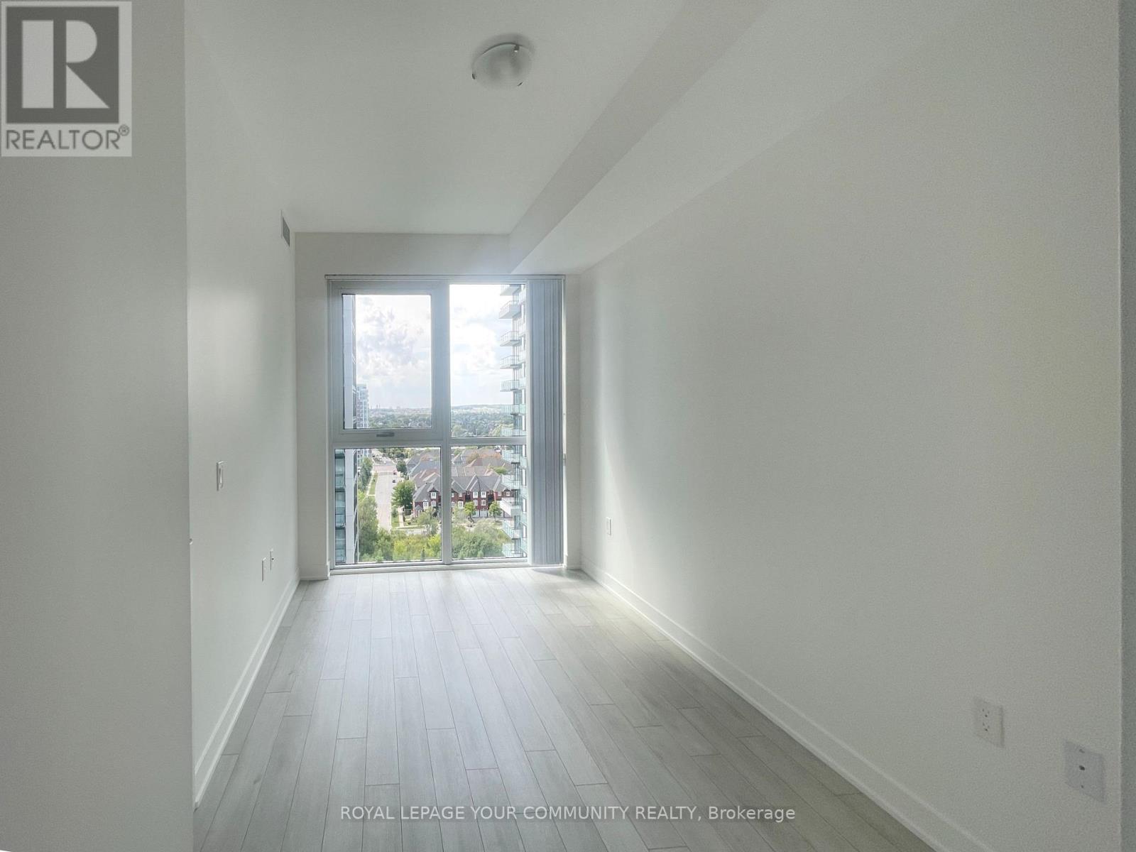 Photo 11 of 1212 75 Oneida Crescent, Richmond Hill ON